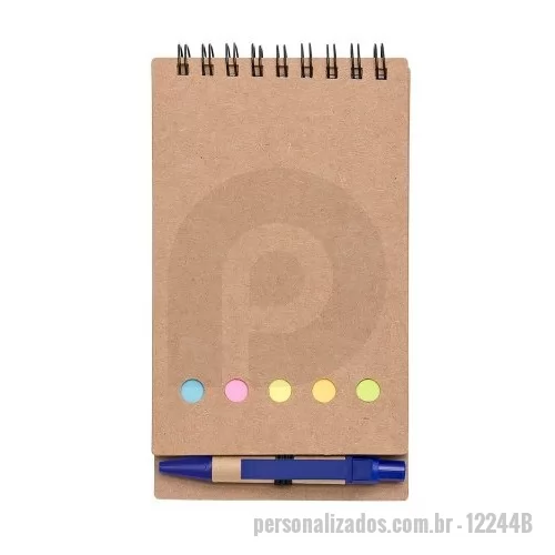 Bloco Anotações personalizado - Bloco de anotações ecológico com autoadesivos e mini caneta. Bloco com wire-o e detalhes vazados na capa, contém conjunto de cinco bloquinhos autoadesivos coloridos, bloco autoadesivo pequeno, miolo com folhas pautadas e suporte de nylon com mini caneta de papelão com carga esferográfica na cor azul e acionamento por clique..  Altura: 15,8 cm Largura: 8,8 cm Medidas aproximadas para gravação: (CxL): 10,1 cm x 8,8 cm Material: Kraft Caneta (C x L): 8,6 cm x 1,2 cm Medidas para gravação caneta (A x L): 0,6 cm x 3,5 cm Autoadesivos coloridos: Kit 5 bloquinhos - 25 folhas Autoadesivo pequeno: 25 folhas Miolo: 70 folhas pautadas