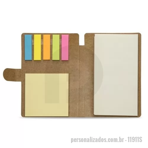 Bloco Anotações personalizado - Bloco de anotações ecológico, material em kraft. Possui uma trava na própria capa, cinco blocos autoadesivos coloridos com aproximadamente 25 folhinhas , bloco autoadesivo amarelo com aproximadamente 25 folhas e bloco grande com aproximadamente 70 folhas. OBS.: IMAGEM MERAMENTE ILUSTRATIVA, não acompanha caneta!  Altura: 15,3 cm Largura: 10,3 cm Medidas aproximadas para gravação: (CxL): 14,8 cm x 9,6 cm