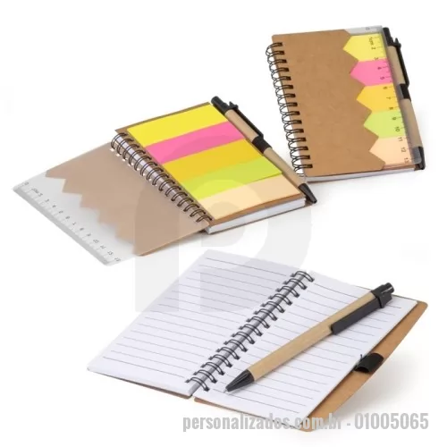 Bloco Anotações personalizado - Bloco de anotações ecológico com autoadesivos, régua e caneta, feito em kraft. Contém folha com régua 13 cm, cinco autoadesivos com aproximadamente 13 folhas, bloco com aproximadamente 69 folhas brancas com pauta, porta caneta elástico e acompanha caneta de papelão com detalhes plásticos, carga esferográfica azul 1.0mm e acionamento por clique.