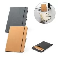 Caderno A5 em couro reciclado com 96 folhas pautadas cor marfim, em papel proveniente de gestão florestal sustentável. Suporte para esferográfica (não inclusa), elástico e fita separadora em preto. Contém bolso interior. Fornecido em envelope preto de cartão. 140 x 210 mm