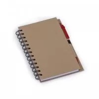 Bloco de anotações ecológico com caneta e autoadesivos. Bloco com dois suporte internos para cartão, possui cinco blocos autoadesivos com 20 folhas cada, bloco laranja e bloco amarelo com aproximadamente 20 folhas cada. Possui aproximadamente 70 folhas brancas pautadas e caneta de papelão de clip e ponteira plástica. Personalização na capa em Silkscreen.