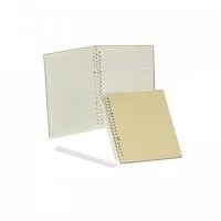  Bloco de anotação A5 com capa dura em kraft . Contém aproximadamente 87 folhas marfim com pauta. Também conta com uma encadernação espiral removível, que garante que suas páginas não se soltem ou sejam perdidas. Ideal para divulgar sua empresa em eventos corporativos, brindes personalizados e campanhas promocionais.