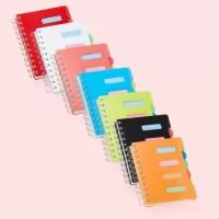 Caderno pequeno com 4 divisórias e abas para identificações, capa plástica com wire-o metálico. Contém aproximadamente 103 folhas marfins e folha inicial com tarjas para organizar e identificar as divisórias.  Altura :  14,5 cm  Largura :  12,3 cm  Espessura :  1,4 cm  Medidas aproximadas para gravação (CxL):  3 cm x 14 cm  Peso aproximado (g):  152