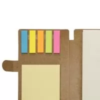 Descrição: Bloco de anotações ecológico, material em kraft. Possui uma trava na própria capa, cinco blocos autoadesivos coloridos com aproximadamente 25 folhinhas , bloco autoadesivo amarelo com aproximadamente 25 folhas e bloco grande com aproximadamente 70 folhas. OBS.: IMAGEM MERAMENTE ILUSTRATIVA, não acompanha caneta!  Altura :  15,3 cm  Largura :  10,3 cm  Medidas aproximadas para gravação (CxL):  14,8 cm x 9,6 cm  Peso aproximado (g):  79