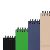 Mini caderno em PP reciclável com suporte para caneta e miolo de 60 folhas branca sem pauta.  *Não acompanha caneta.