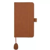  Organize seus planejamentos de forma mais eficiente com nossa caderneta emborrachada. Com aproximadamente 96 folhas pautadas, ela oferece um espaço prático para anotar a data e planejar atividades com facilidade. Logo na primeira página, há um cadastro para dados pessoais, além de uma régua de 15 cm integrada à folha, tornando a caderneta ainda mais funcional. Com capa emborrachada, suporte para caneta em nylon, elástico para fechamento e fita de cetim com etiqueta e espaço para personalização, que permite marcar as páginas mais importantes. Essa caderneta é tudo o que precisa para acompanhar qualquer rotina de forma eficiente e organizada.