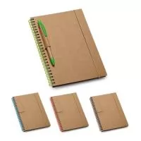 Caderno B6 espiral de capa dura em cartão com 120 páginas pautadas de papel reciclado e suporte para esferográfica (não inclusa). 140 x 180 mm