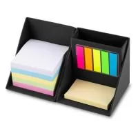 12516 - Bloco de anotações formato cubo com autoadesivos, abre e fecha em diagonal. Possui 5 blocos autoadesivos com aproximadamente 20 folhas cada, bloco amarelo com aproximadamente 50 folhas e conjunto de blocos com 4 cores e aproximadamente 100 folhas cada. Possui suporte para caneta, clips e afins no compartimento atrás bloquinhos coloridos.