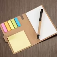 Descrição: Bloco de anotações ecológico, material em kraft. Possui uma trava na própria capa, cinco blocos autoadesivos coloridos com aproximadamente 25 folhinhas , bloco autoadesivo amarelo com aproximadamente 25 folhas e bloco grande com aproximadamente 70 folhas. OBS.: IMAGEM MERAMENTE ILUSTRATIVA, não acompanha caneta!  Altura :  15,3 cm  Largura :  10,3 cm  Medidas aproximadas para gravação (CxL):  14,8 cm x 9,6
