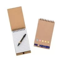  Bloco de anotações ecológico com autoadesivos e mini caneta. Bloco com wire-o e detalhes vazados na capa, contém conjunto de cinco bloquinhos autoadesivos coloridos, bloco autoadesivo pequeno, miolo com folhas pautadas e suporte de nylon com mini caneta de papelão com carga esferográfica na cor azul e acionamento por clique..