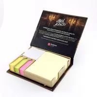Lindo bloco importado com toque nacional.Tamanho aproximado de 14 x 11 cm. Bloco de anotação ecológico com post-it. Frente e verso liso, possui três blocos coloridos auto-colantes com aproximadamente 150 folhas, bloco médio rosa e bloco grande amarelo também com aproximadamente 150 folhas. 