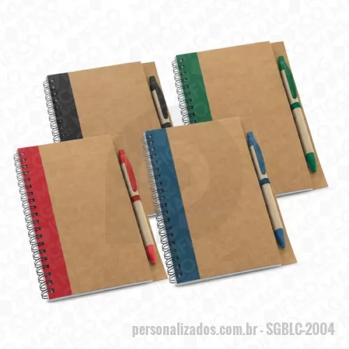 Bloco ecológico personalizado - Caderno Papel kraft, capa dura, com 60 folhas não pautadas de papel reciclado, incluso esferográfica. MEDIDAS: 130 x 177 mm. GRAVAÇÃO BLOCO: Frente, Silk Screen 1 a 3 cores, ou Frente, Transfer 1 cor, ou Full cor, medidas aproximadas: 75 x 160 mm. GRAVAÇÃO NA CANETA NÃO INCLUSA, fale com a consultora.