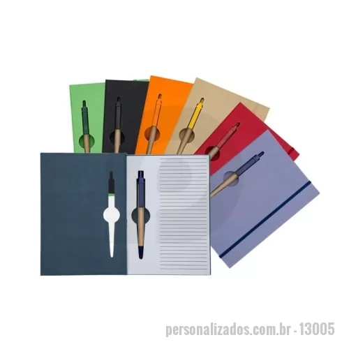 Bloco ecológico personalizado -  Bloco de anotações ecológico com capa e miolo vazados, utilizados como suporte para a caneta. Bloco com miolo de picote, elástico para lacre e caneta de papelão com detalhes plásticos, carga esferográfica na cor azul e acionamento por clique.