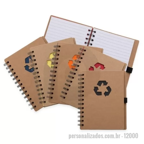 Bloco ecológico personalizado - Bloco de anotação ecológico com símbolo reciclado na capa, acompanha as folhas: vermelha, amarela, laranja, azul, verde e preto, possibilitando deixar a cor desejada como fundo do logo reciclado. Possui aproximadamente 70 folhas brancas pautadas com logo reciclado na lateral inferior das folhas, possui também elástico suporte para caneta(não acompanha caneta).