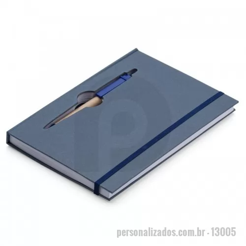 Bloco ecológico personalizado - Bloco de anotações ecológico com capa e miolo vazados, utilizados como suporte para a caneta. Bloco com miolo de picote, elástico para lacre e caneta de papelão com detalhes plásticos, carga esferográfica na cor azul e acionamento por clique.