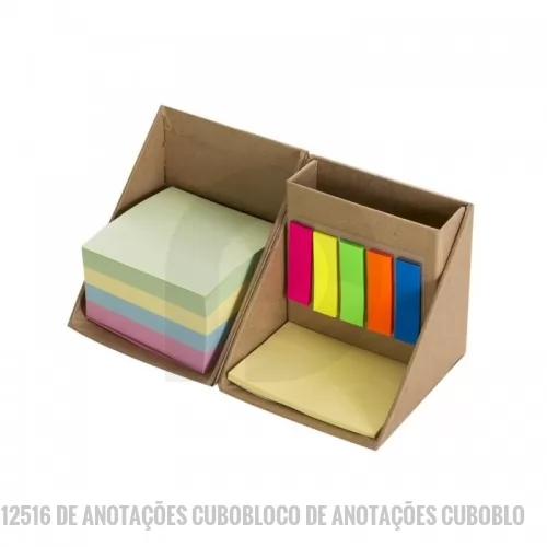 Bloco ecológico personalizado - Bloco de anotações formato cubo com autoadesivos, abre e fecha em diagonal. Possui 5 blocos autoadesivos com aproximadamente 26 folhas cada, bloco amarelo com aproximadamente 25 folhas e conjunto de blocos com 4 cores e aproximadamente 100 folhas cada. Possui suporte para caneta, clips e afins no compartimento atrás bloquinhos coloridos.