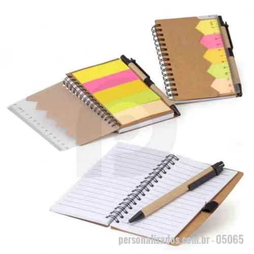 Bloco ecológico personalizado - Bloco de anotações ecológico com autoadesivos, régua e caneta, feito em kraft. Contém folha com régua 13 cm, cinco autoadesivos com aproximadamente 13 folhas, bloco com aproximadamente 69 folhas brancas com pauta, porta caneta elástico e acompanha caneta de papelão com detalhes plásticos, carga esferográfica azul 1.0mm e acionamento por clique.
