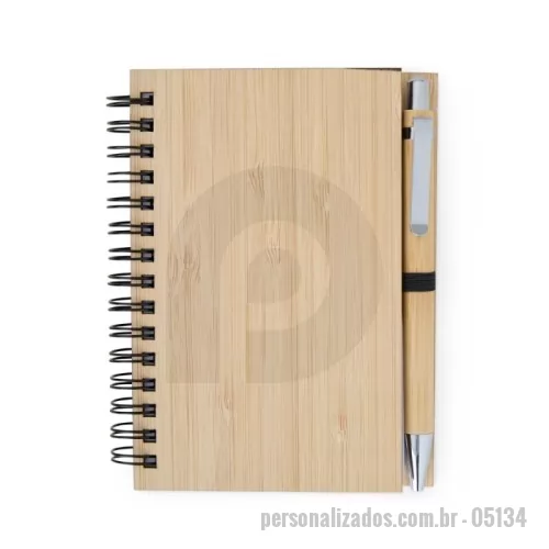 Bloco ecológico personalizado - Bloco de anotações ecológico com caneta. Capa de bambu. Possui aproximadamente 50 folhas brancas pautadas. Acompanha uma caneta de bambu com detalhes em metal.