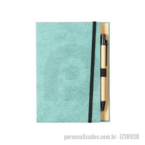 Bloco ecológico personalizado - Um bloco de anotações com capa revestida em papel especial e fita elástica para fechamento. Contém aproximadamente 80 folhas amareladas destacáveis com pauta, além de um bloco com cerca de 20 folhas autoadesivas amarelas e aproximadamente 100 marcado