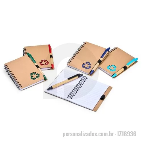 Bloco ecológico personalizado - Este caderno é uma ótima opção para fazer anotações sem abrir mão da sustentabilidade. Com capa produzida em papelão com detalhe vazado que remete ao símbolo da reciclagem, ele conta com encadernação Wire-O e aproximadamente 70 folhas brancas pautada