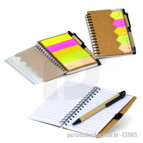 Bloco ecológico personalizado - Bloco de anotações ecológico com autoadesivos, régua e caneta, feito em Kraft. Contém folha com régua 13 cm, cinco autoadesivos com aproximadamente 13 folhas, bloco com aproximadamente 69 folhas brancas com pauta, porta caneta elástico e acompanha caneta de papelão com detalhes plásticos, carga esferográfica azul 1.0mm e acionamento por clique. Gravação da logomarca em 1 cor já inclusa.