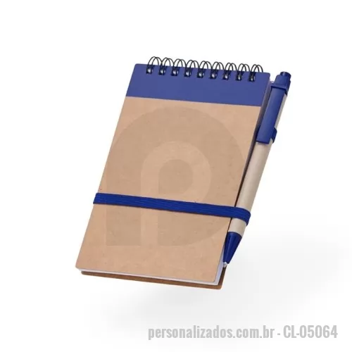 Bloco ecológico personalizado - Bloco de anotações ecológico com caneta, feito em kraft com detalhe plástico. Contém aproximadamente 70 folhas brancas com pauta, porta caneta elástico, elástico para lacre e acompanha caneta de papelão com detalhes plásticos, carga esferográfica azul 1.0mm e acionamento por clique.