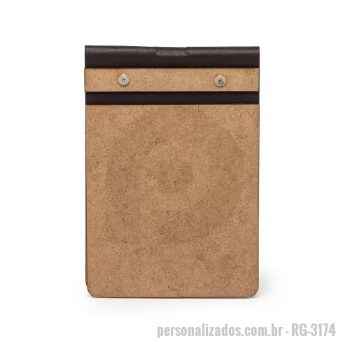 Bloco ecológico personalizado - Bloco de anotações Ecológico em MDF com porta caneta e detalhes em couro sintético. Contém aproximadamente 98 folhas recicláveis e sem pauta. OBS.: NÃO ACOMPANHA CANETA, IMAGEM MERAMENTE ILUSTRATIVA.