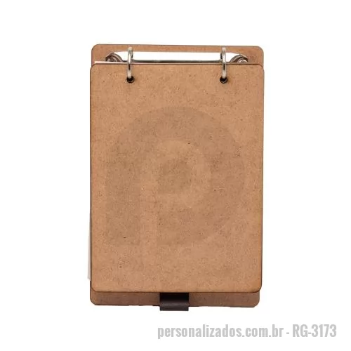 Bloco ecológico personalizado - Organize suas ideias de maneira sustentável com o Bloco de Anotações em MDF Ecológico. Com aproximadamente 96 folhas recicláveis sem pauta, ele traz consciência ambiental para um dia repleto de anotações. Além disso, conta com um porta-caneta integra