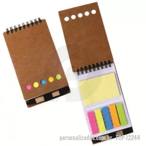Bloco ecológico personalizado -  Bloco de anotações ecológico com autoadesivos e mini caneta. Bloco com wire-o e detalhes vazados na capa, contém conjunto de cinco bloquinhos autoadesivos coloridos, bloco autoadesivo pequeno, miolo com folhas pautadas e suporte de nylon com mini caneta de papelão com carga esferográfica na cor azul e acionamento por clique.