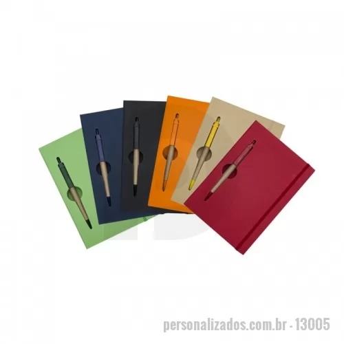Bloco ecológico personalizado - Bloco de anotações ecológico colorido com caneta. Capa de papelão com recorte vazado(as folhas também) no qual é possível visualizar a caneta na parte interna, possui fita elástica para lacrar o bloco e verso liso. Possui caneta ecológica de papelão com clip e ponteira plástica e aproximadamente 120 folhas brancas pautadas que podem ser destacadas.