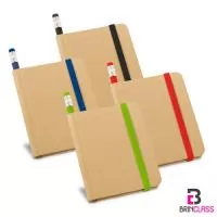 Caderno A7 com 70 folhas lisas de papel reciclado, capa dura em cartão e elástico. Incluso lápis com borracha na ponta. 82 x 105 mm