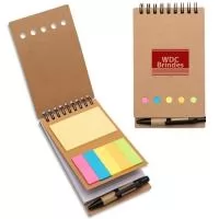 Bloco de anotações ecológico com espiral, material em kraft. Mini caneta de papelão, 5 blocos autoadesivos coloridos, um bloco de autoadesivo amarelo e um bloco com aproximadamente 70 folhas brancas pautadas. 15,8 x 8,8 cm