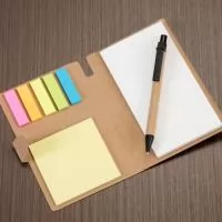 Bloco de anotações ecológico, material em kraft. Possui uma trava na própria capa, cinco blocos autoadesivos coloridos com aproximadamente 25 folhinhas , bloco autoadesivo amarelo com aproximadamente 25 folhas e bloco grande com aproximadamente 70 folhas. OBS.: IMAGEM MERAMENTE ILUSTRATIVA, não acompanha caneta!