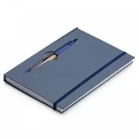 Bloco de anotações ecológico com capa e miolo vazados, utilizados como suporte para a caneta. Bloco com miolo de picote, elástico para lacre e caneta de papelão com detalhes plásticos, carga esferográfica na cor azul e acionamento por clique.