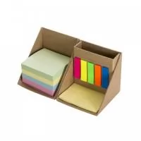 Bloco de anotações formato cubo com autoadesivos, abre e fecha em diagonal. Possui 5 blocos autoadesivos com aproximadamente 26 folhas cada, bloco amarelo com aproximadamente 25 folhas e conjunto de blocos com 4 cores e aproximadamente 100 folhas cada. Possui suporte para caneta, clips e afins no compartimento atrás bloquinhos coloridos.