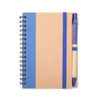 Caderno com capa em papel kraft, encadernação Wire-O, elástico para fechamento, suporte para canetas lateral elástico e aproximadamente 70 folhas pautadas em papel offset na cor marfim. Acompanha uma caneta em papelão com ponteira, clipe e acionamento por clique em plástico e carga esferográfica azul de 1,0mm.