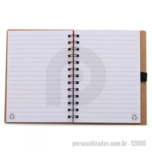 Bloco personalizado - Bloco de anotação ecológico com símbolo reciclado na capa, acompanha as folhas: vermelha, amarela, laranja, azul, verde e preto, possibilitando deixar a cor desejada como fundo do logo reciclado. Possui aproximadamente 70 folhas brancas pautadas com logo reciclado na lateral inferior das folhas, possui também elástico suporte para caneta(não acompanha caneta). Altura :  18 cm Largura :  15 cm Medidas aproximadas para gravação (CxL):  9,5 cm x 11,5 cm