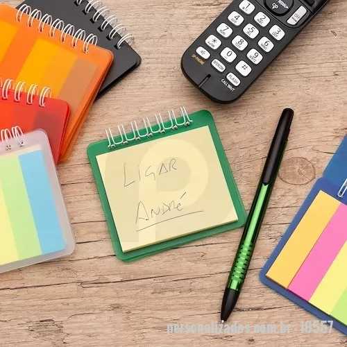 Bloco personalizado - Bloco de anotações plástico com autoadesivos e wire-o, contém cinco blocos autoadesivos coloridos com aproximadamente 25 folhas cada. Altura :  8,6 cm Largura :  8,5 cm Espessura :  1,3 cm Medidas aproximadas para gravação (CxL):  6,5 cm x 8,3 cm Peso aproximado (g):  31
