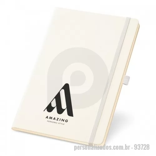 Bloco personalizado - Caderno A5 com capa dura. Contém suporte para esferográfica, bolso interior e 80 folhas pautadas em cor marfim. 137 x 210 mm