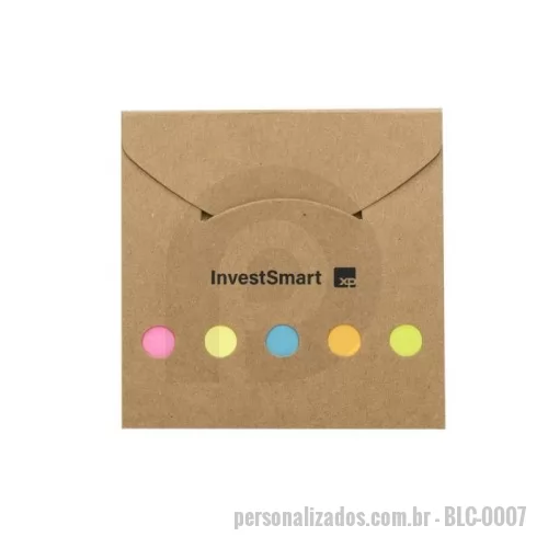 Bloco personalizado - Mini bloco ecológico(kraft) de anotações com post it. Possui lacre na própria capa e cinco detalhes circulares vazados na parte inferior. Bloco amarelo sem pauta com aproximadamente 25 folhas e cinco blocos auto colantes coloridos. Tamanho de 8,5 cm x 8,1 cm