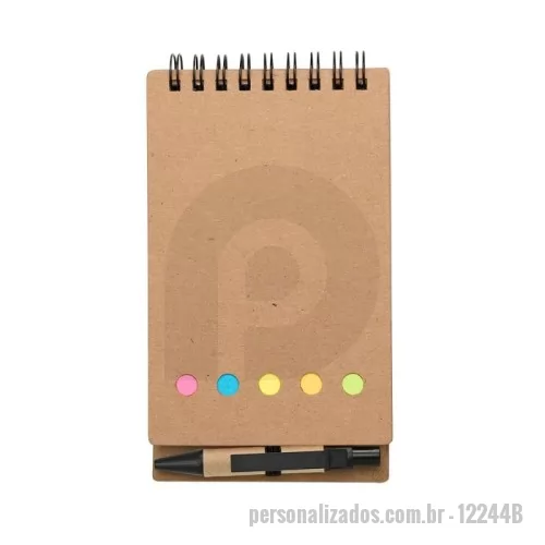Bloco personalizado - Bloco de anotações ecológico com autoadesivos e mini caneta. Bloco com wire-o e detalhes vazados na capa, contém conjunto de cinco bloquinhos autoadesivos coloridos, bloco autoadesivo pequeno, miolo com folhas pautadas e suporte de nylon com mini caneta de papelão com carga esferográfica na cor azul e acionamento por clique..