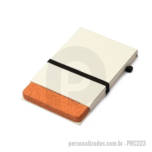 Bloco personalizado - Bloco feito de material ecológico é muito utilizado para pequenas notas, mensagens e recados no ambiente corporativo, o porta-recado personalizado é uma excelente escolha de brinde promocional para seu evento, ação de marketing ou ainda para presentear clientes e colaboradores. Super compacto e com ótimo custo benefício, o bloco de anotações conta com 80 folhas, elástico na cor preta e porta caneta. Personalize com sua marca gravada em serigrafia e crie um brinde corporativo que deixe sua marca sempre presente no dia a dia de clientes e colaboradores.