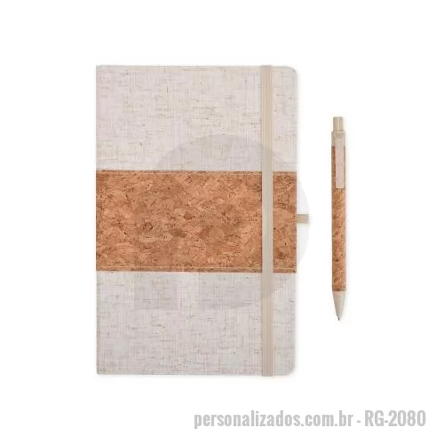 Bloco personalizado - Este kit contém uma Caderneta A5 em linho com detalhe em cortiça e suporte para caneta, marcador de página em cetim, aproximadamente 82 folhas com pauta e caneta de cortiça com detalhes em palha de trigo, carga esferográfica azul 1.0mm e acionamento 