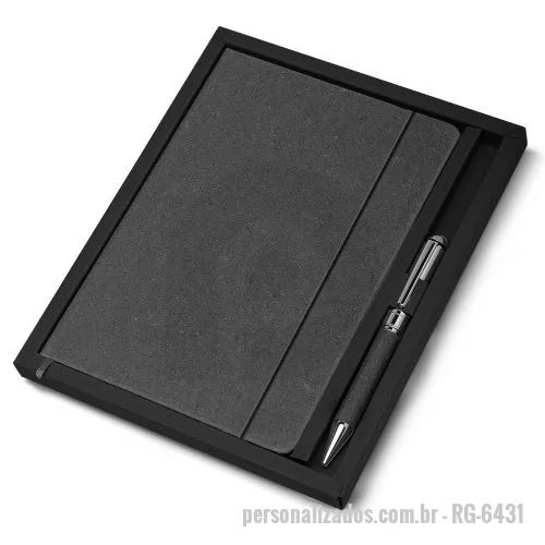 Bloco personalizado - Kit caderno de anotações e caneta. O kit acompanha a caneta, e sua embalagem é presentável. O caderno de anotações é feito de material reciclável, em capa dura com miolo 80 folhas pautadas na cor bege.