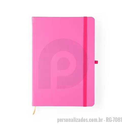 Bloco personalizado - Caderneta capa dura com estampa em cromia de acabamento fosco, elástico para fechamento, porta-canetas lateral e marca-páginas em fita de cetim. Possui aproximadamente 80 folhas brancas sem pauta de 75 g/m².
