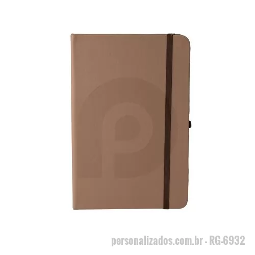 Bloco personalizado - Caderneta em couro sintético com porta caneta, marcador de página em cetim e fita elástica para lacre. Contém aproximadamente 80 folhas pardas com pauta.