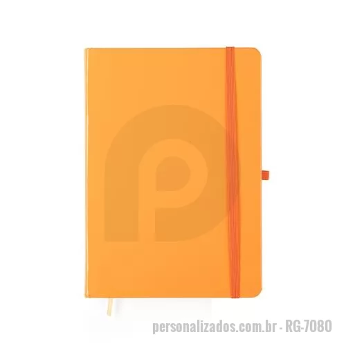 Bloco personalizado - Caderneta capa dura com acabamento em laminação fosca, elástico para fechamento, porta-canetas lateral e marca-páginas em fita de cetim. Possui aproximadamente 90 folhas brancas sem pauta de 75 g/m²