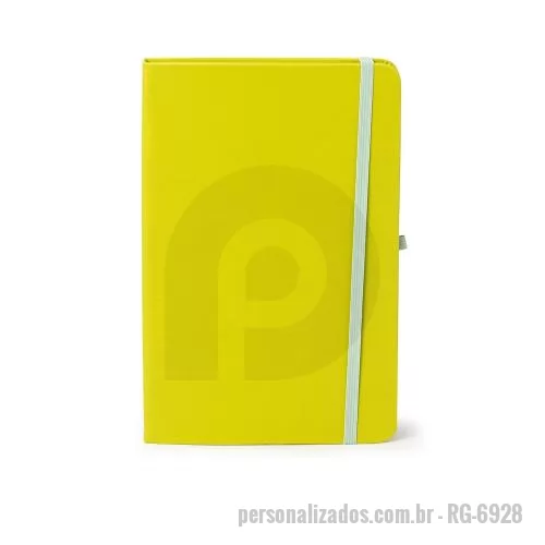 Bloco personalizado - Caderneta em couro sintético com porta caneta, marcador de página em cetim e fita elástica para lacre. Contém aproximadamente 80 folhas pardas com pauta.