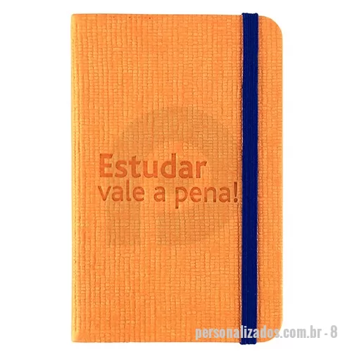 Bloco personalizado - Com um design agradável e de grande utilidade, o moleskine agrada todos os públicos. Material 100% personalizado. Tamanho 9x14 ou 14x21 cm. Capa revestida em papel especial com gravação em baixo relevo ou hot stamping. Miolo possui 80 folhas com ou sem personalização no papel off set ou pólen. Elástico para fechamento e fitilho. 