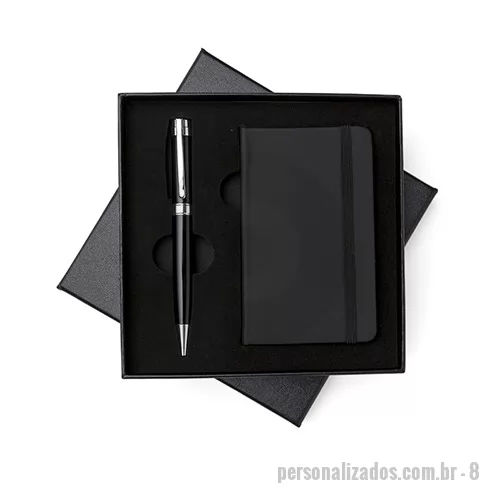 Bloco personalizado - Elegante kit importando. Acompanha caderneta em couro sintético com folhas pautadas com tom marfim no tamanho 8x13 cm, caneta metal com detalhes prata e uma placa de metal ideal para gravações a laser. Cor única 